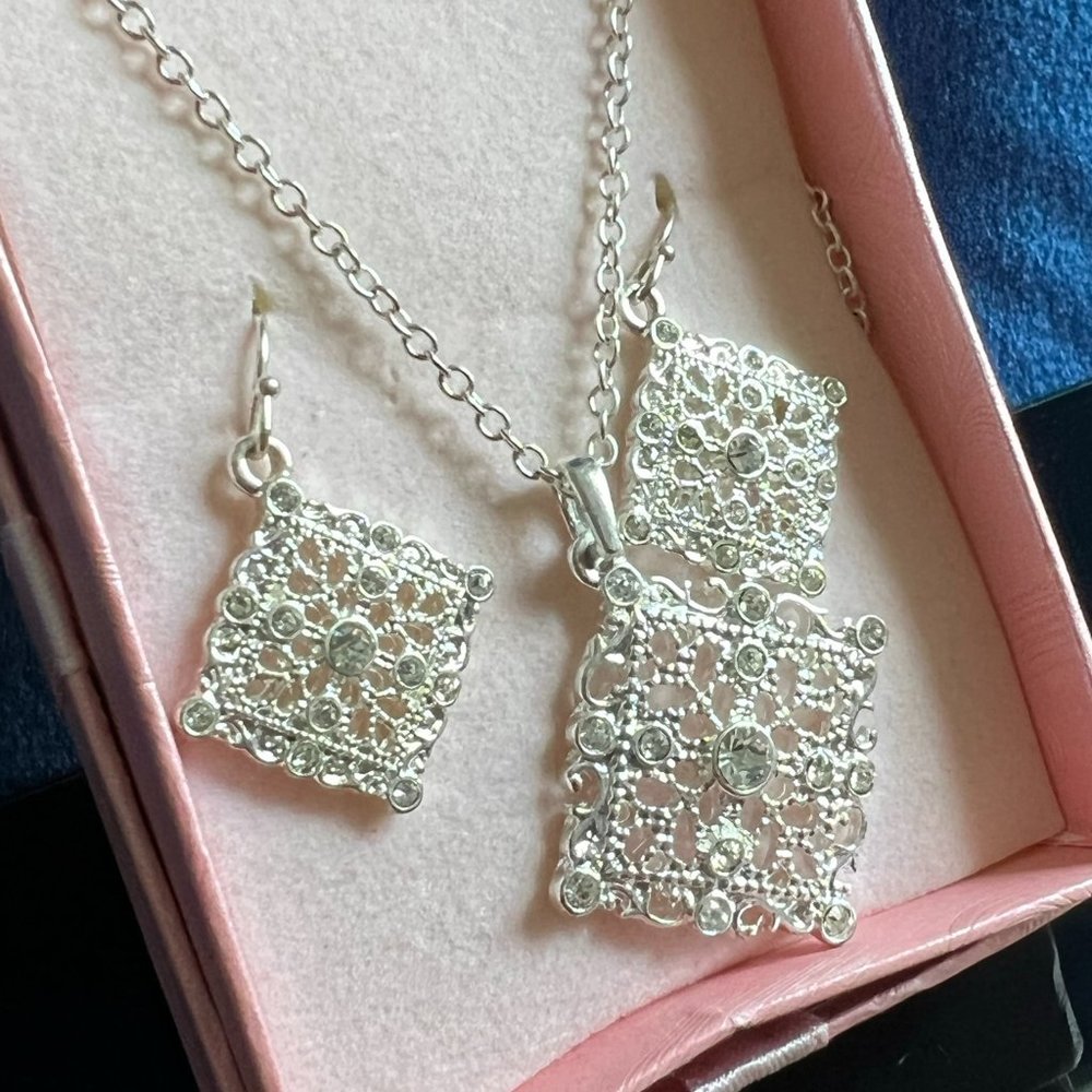 NWOT Vintage-style necklace & earring set